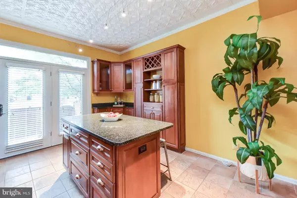 Alexandria, VA 22314,520 COLECROFT CT