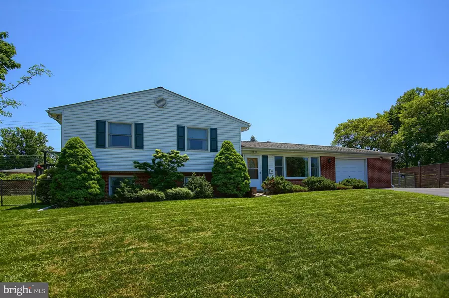 30 OLD ORCHARD CIR, Camp Hill, PA 17011