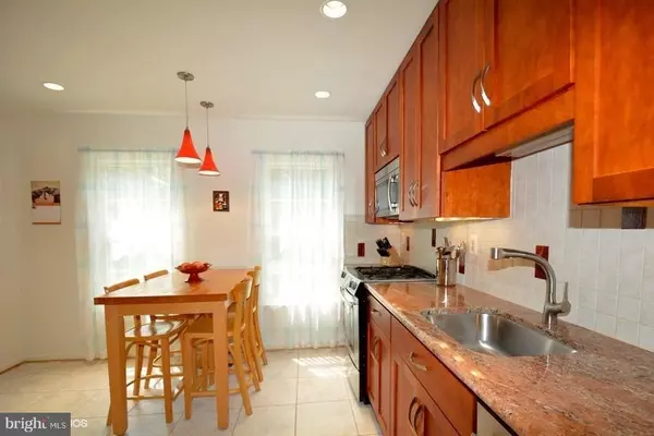 Falls Church, VA 22043,6853 WILLIAMSBURG POND CT