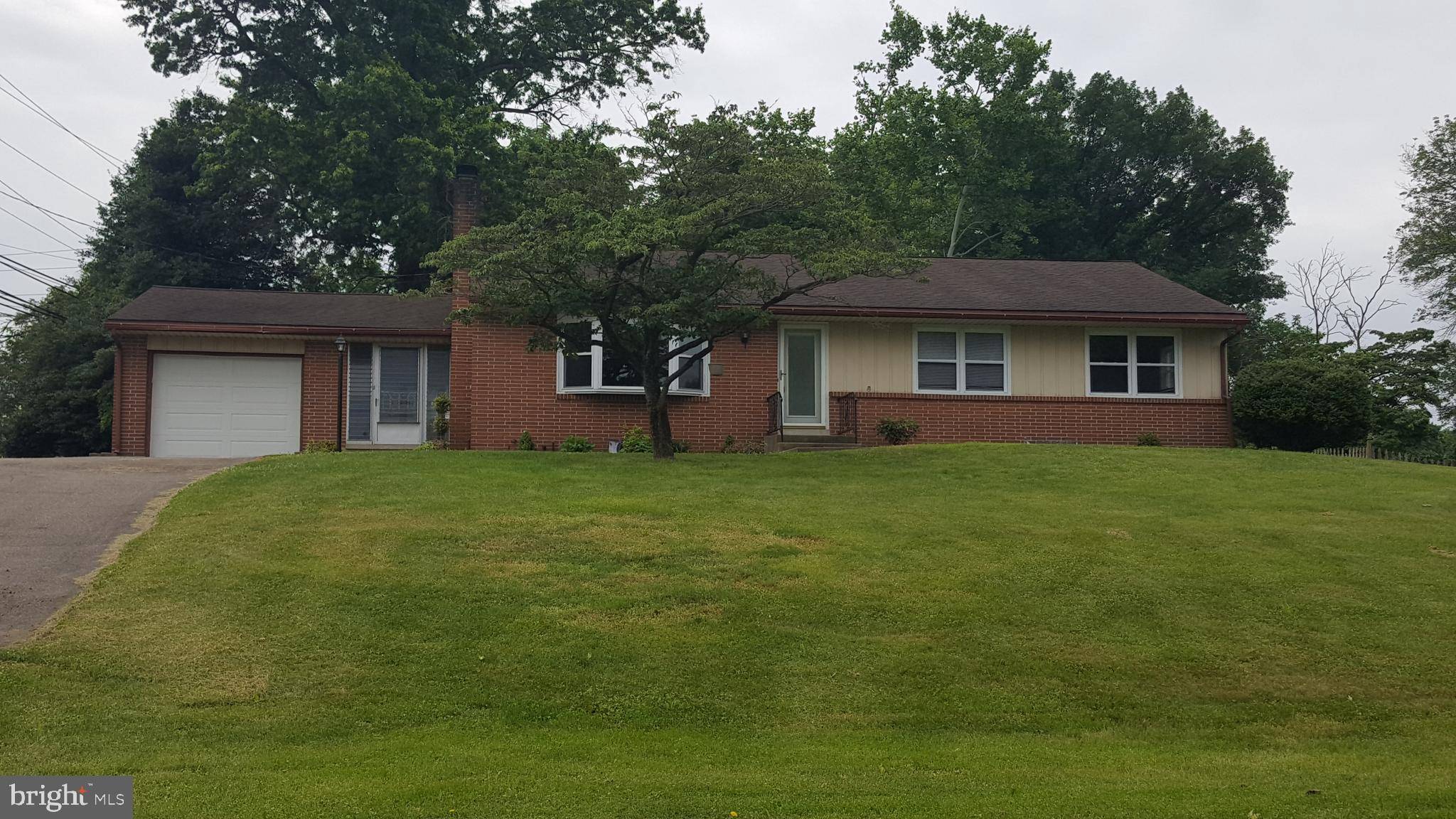 2204 SEITZ DR, Lancaster, PA 17601