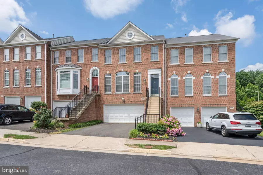 4004 QUIET CREEK DR, Fairfax, VA 22033