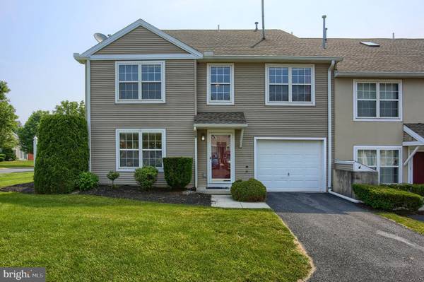 2 COURTYARD DR, Carlisle, PA 17013