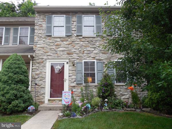 27 DEEP HOLLOW LN, Lancaster, PA 17603