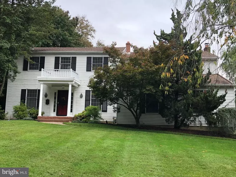 221 S COLONIAL AVE, Moorestown, NJ 08057