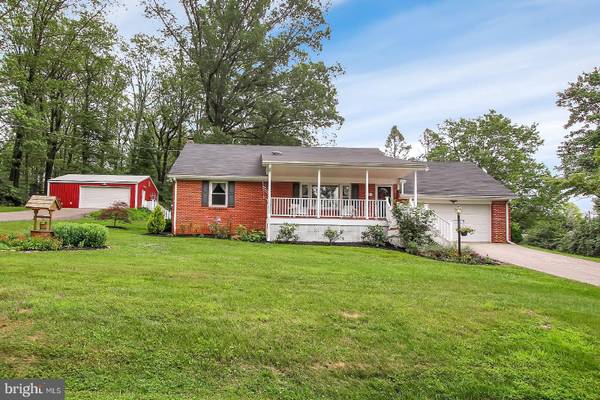 28 SPRINGWOOD AVE, Stewartstown, PA 17363