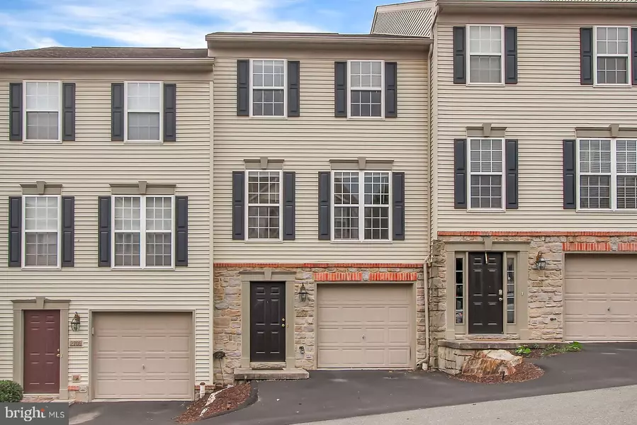 2704 STEEPLE CHASE DR, York, PA 17402