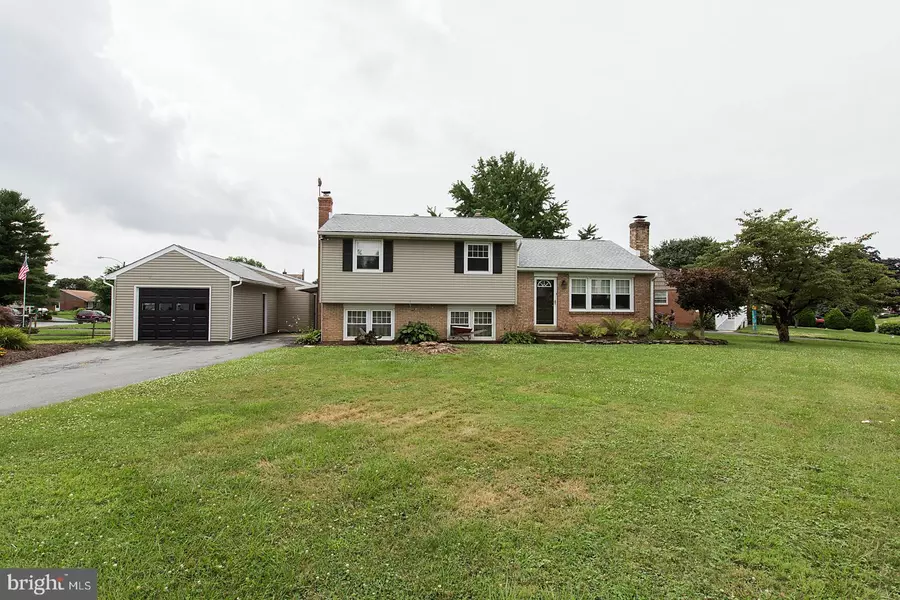 27 FRESH MEADOW DR, Lancaster, PA 17603