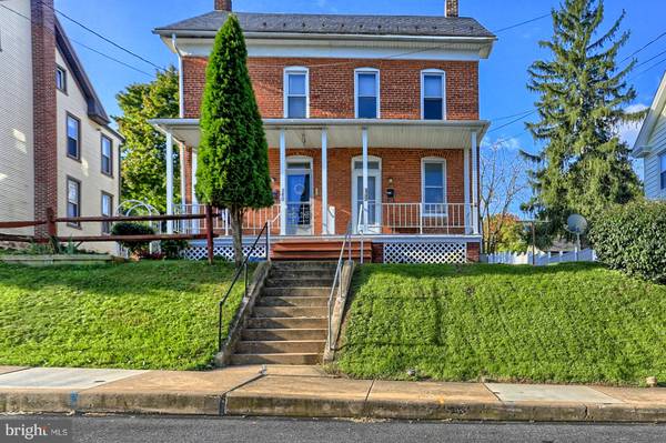 182 W BROAD ST, Yoe, PA 17313