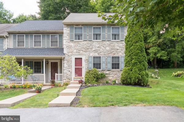 38 DEEP HOLLOW LN, Lancaster, PA 17603