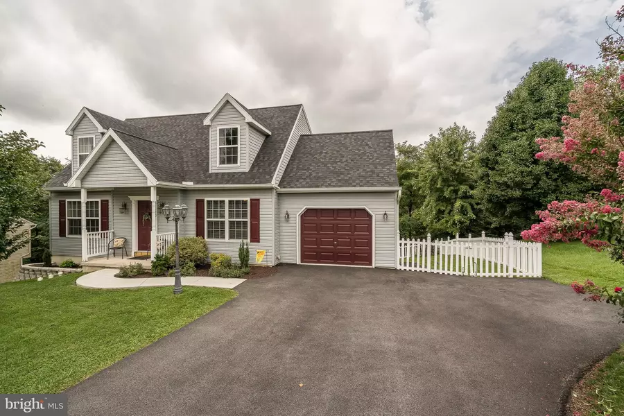 70 BURBERRY LN, Mount Wolf, PA 17347