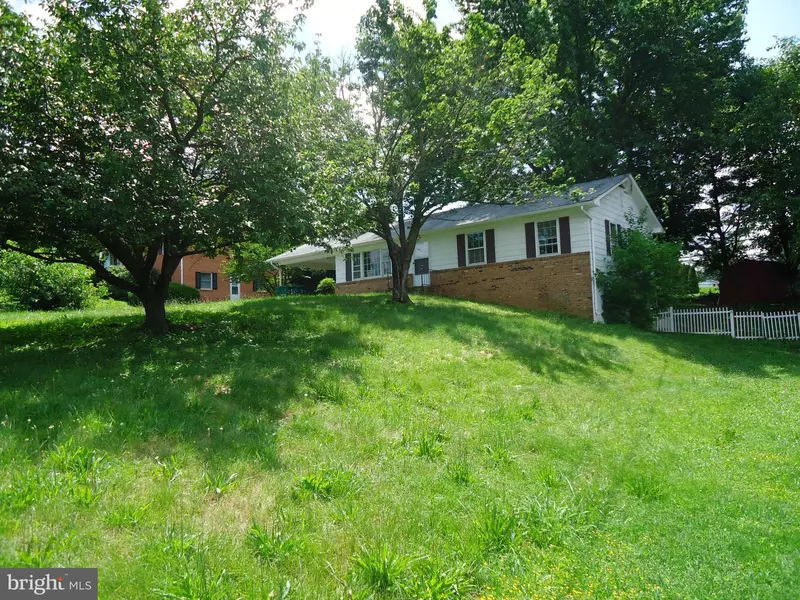 32 CANAAN ST, Luray, VA 22835