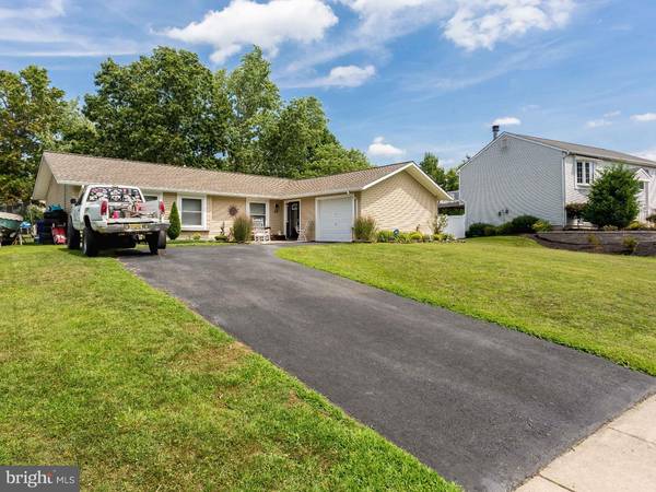 10 HOLMES LN, Marlton, NJ 08053