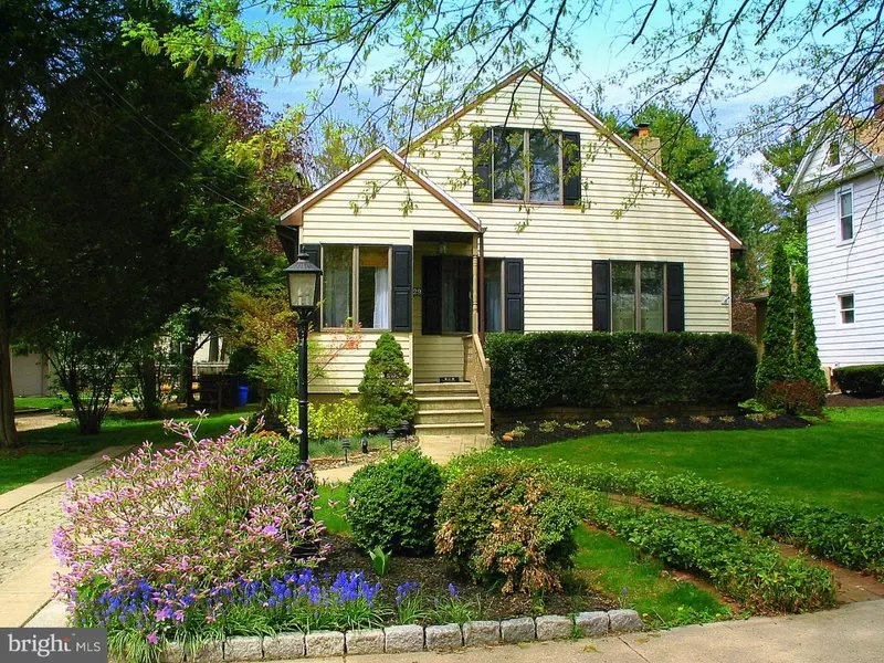 329 LINDEN ST, Moorestown, NJ 08057