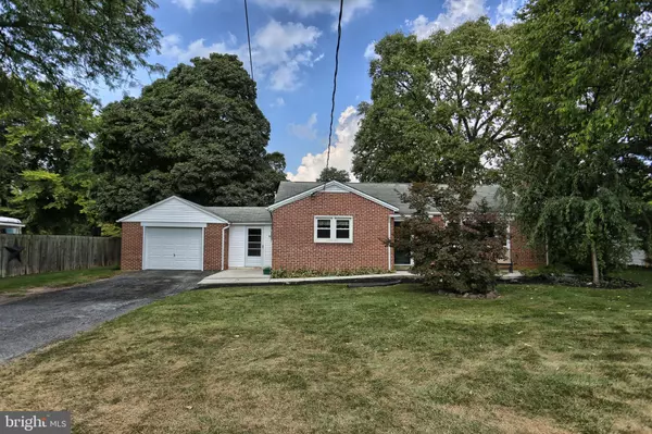 8 VILLAGE RD, Mechanicsburg, PA 17050