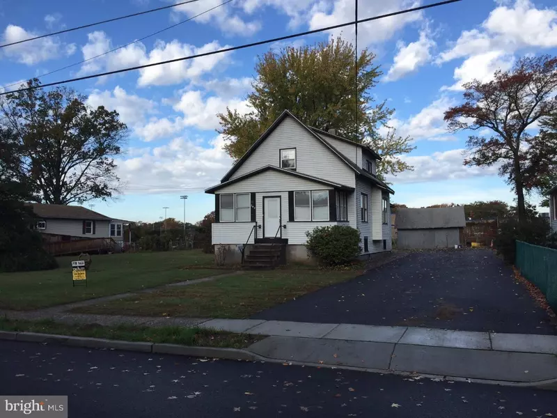 209 W CENTER AVE, Maple Shade, NJ 08052