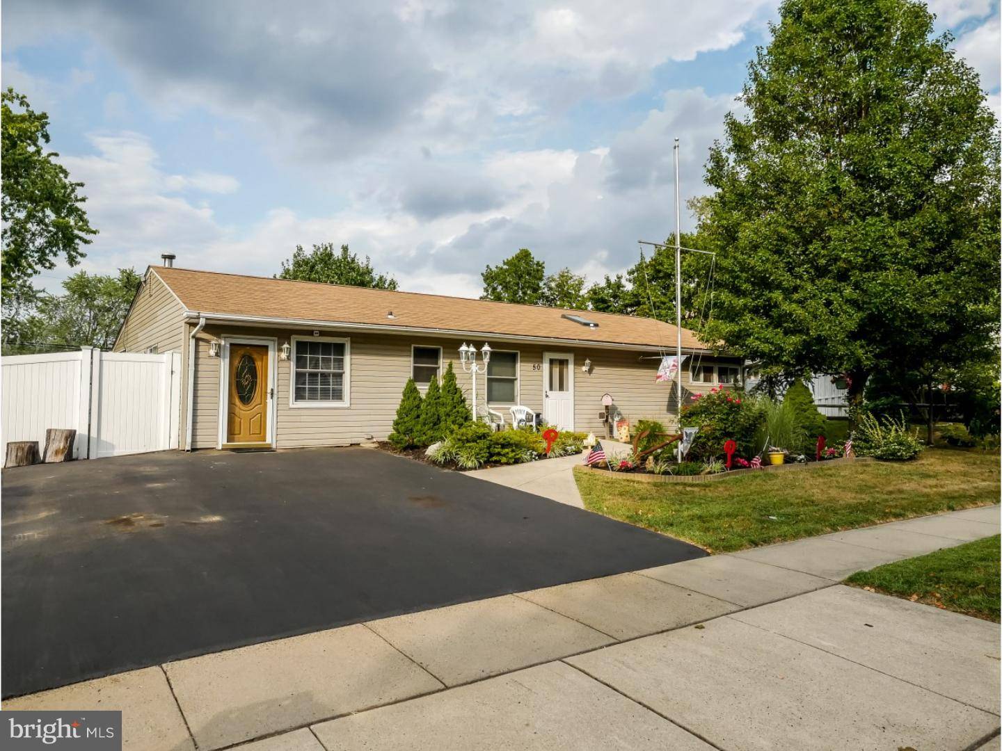 50 INCURVE RD, Levittown, PA 19057