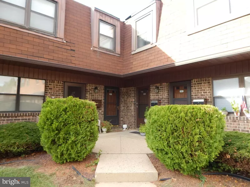 2013 SILVER CT, Hamilton, NJ 08690