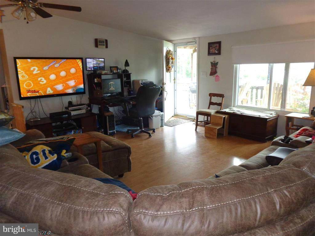 Arthurdale, WV 26520,856 A RD