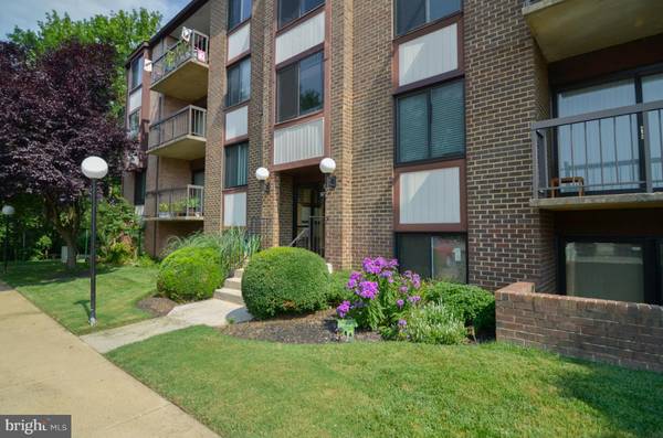 9730 KINGSBRIDGE DR #304, Fairfax, VA 22031