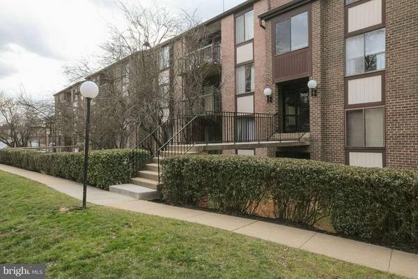 9702 KINGSBRIDGE DR #102, Fairfax, VA 22031