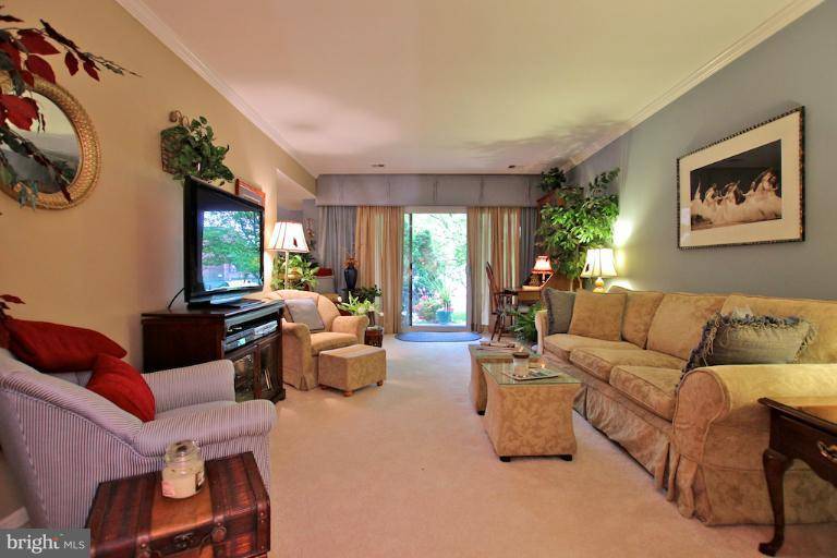 9715 KINGS CROWN CT #1, Fairfax, VA 22031