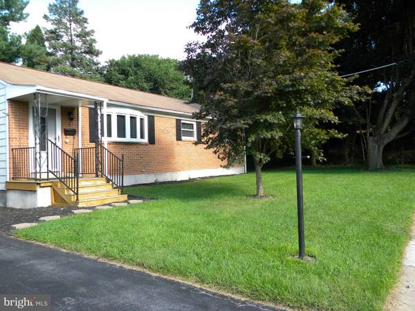 6 WOODMERE DR, Camp Hill, PA 17011