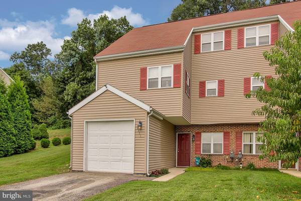 2282 N POINT DR, York, PA 17406