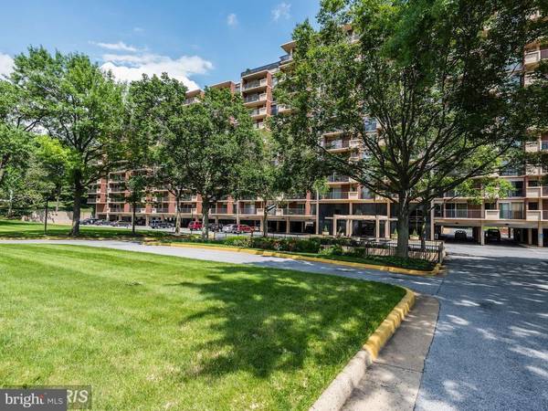 1300 ARMY NAVY DR #303, Arlington, VA 22202