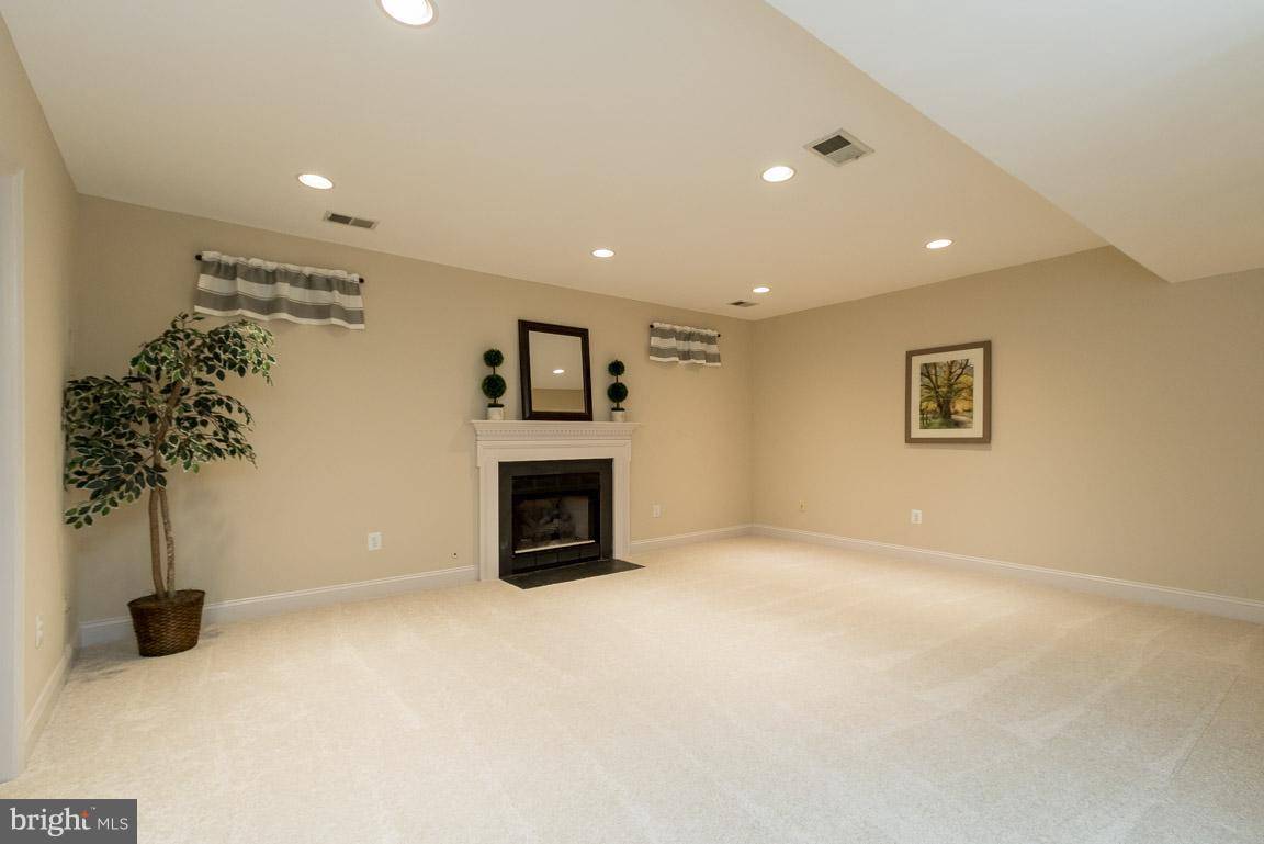 Fairfax, VA 22033,4019 ROSEMEADE DR