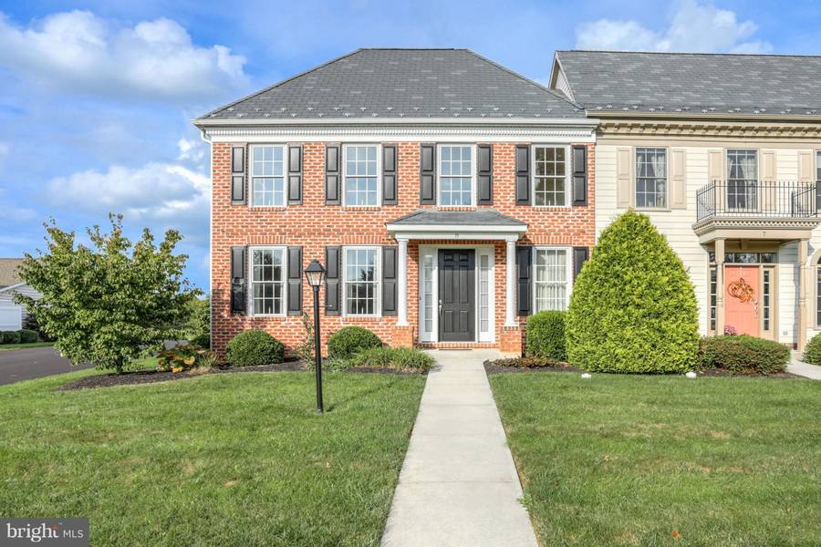 8 JAMESTOWN SQ, Mechanicsburg, PA 17050