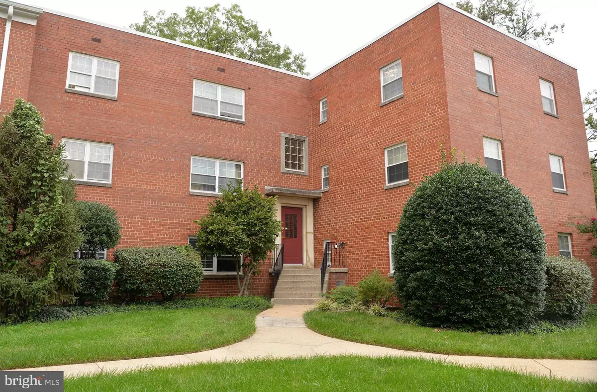 Arlington, VA 22204,5320 8TH RD S #4