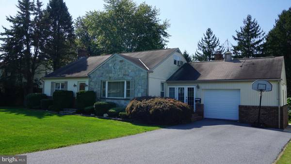 10 S PLEASANT AVE, Jacobus, PA 17407