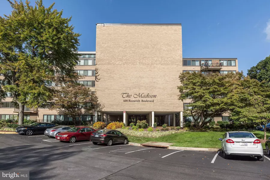 600 ROOSEVELT BLVD #211, Falls Church, VA 22044