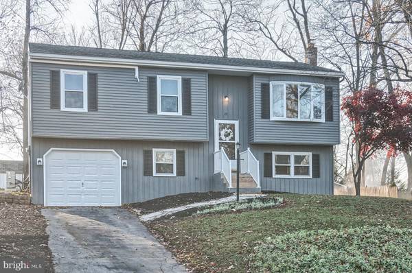 25 SHAMROCK LN, Etters, PA 17319