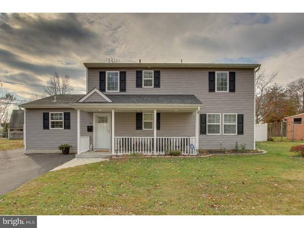 11 GRAND PINE RD, Levittown, PA 19057