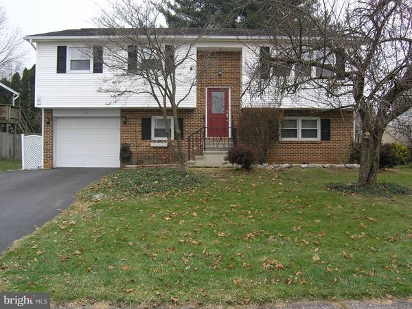 11 EDGEWOOD DR, Mechanicsburg, PA 17055