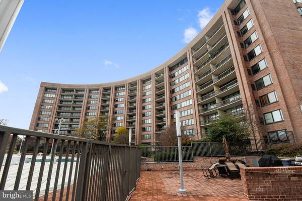 Arlington, VA 22202,1805 CRYSTAL DR #1004S