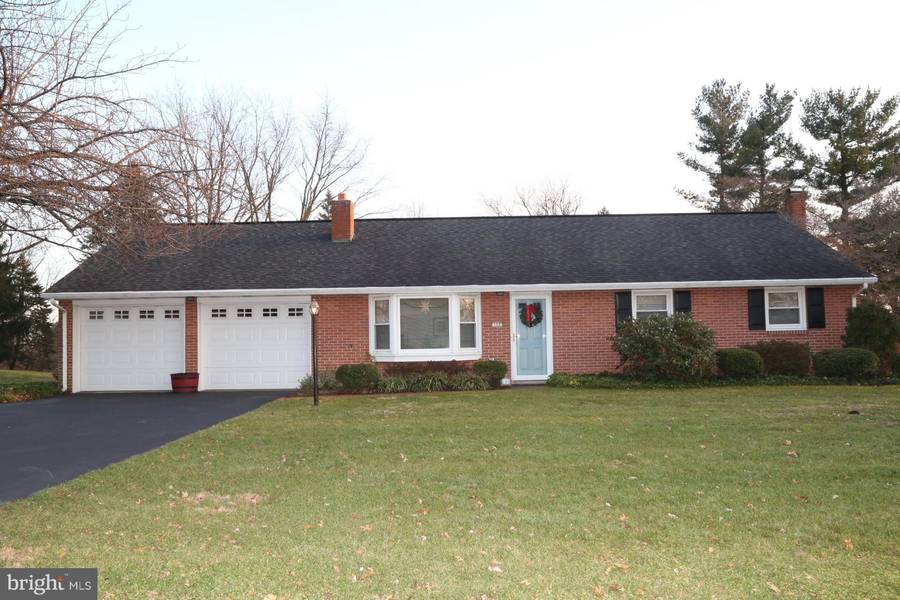 302 FAIRVIEW DR, Lititz, PA 17543