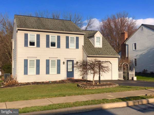 15 TEAKWOOD CIR, Elizabethtown, PA 17022