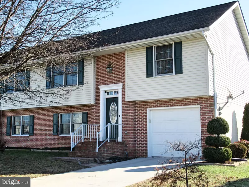 8 SQUIRE CIR, Mcsherrystown, PA 17344