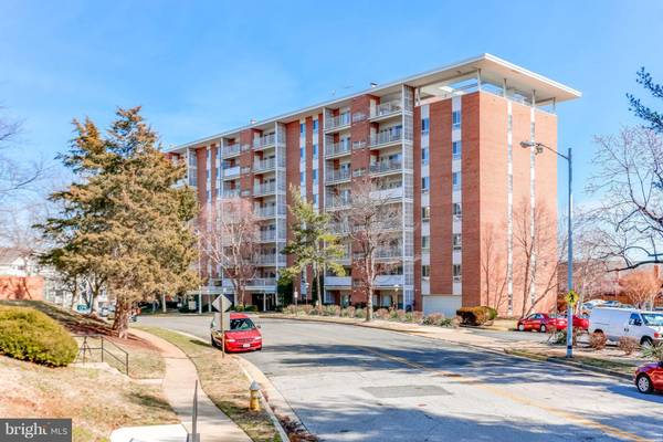 5250 VALLEY FORGE DR #201, Alexandria, VA 22304