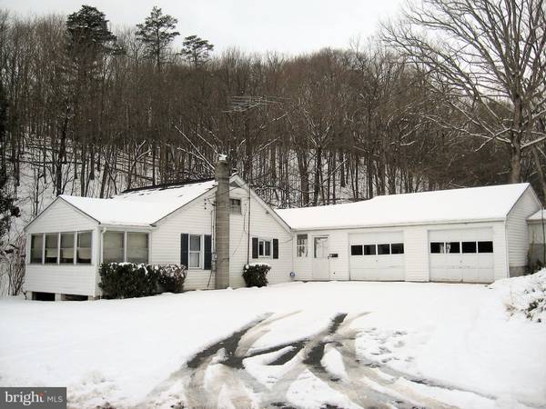 2562 VIRGINIA LINE RD, Berkeley Springs, WV 25411