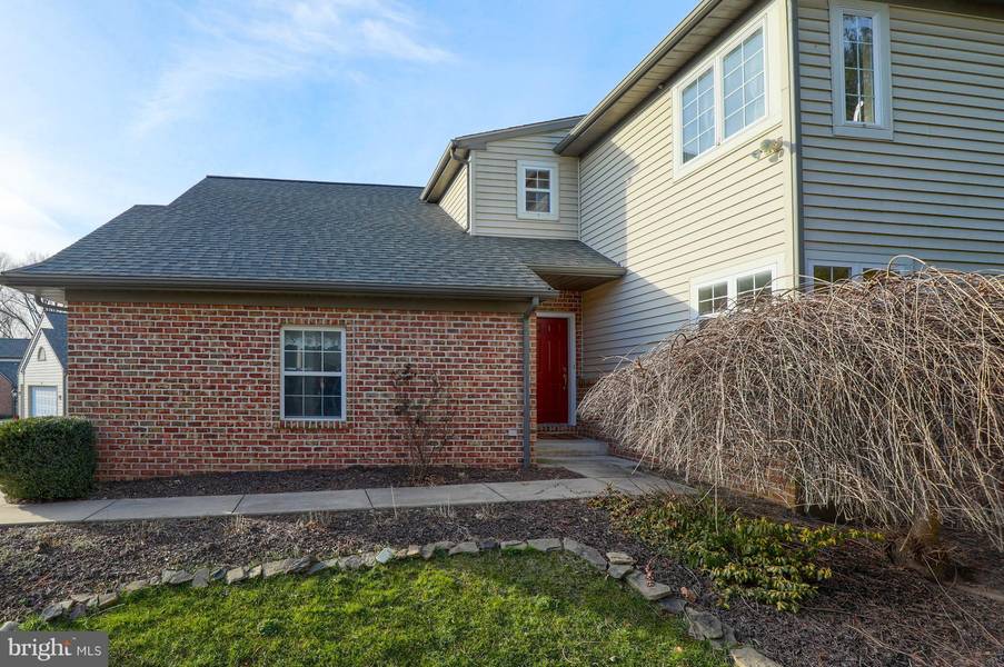 521 THORNGATE PL, Millersville, PA 17551