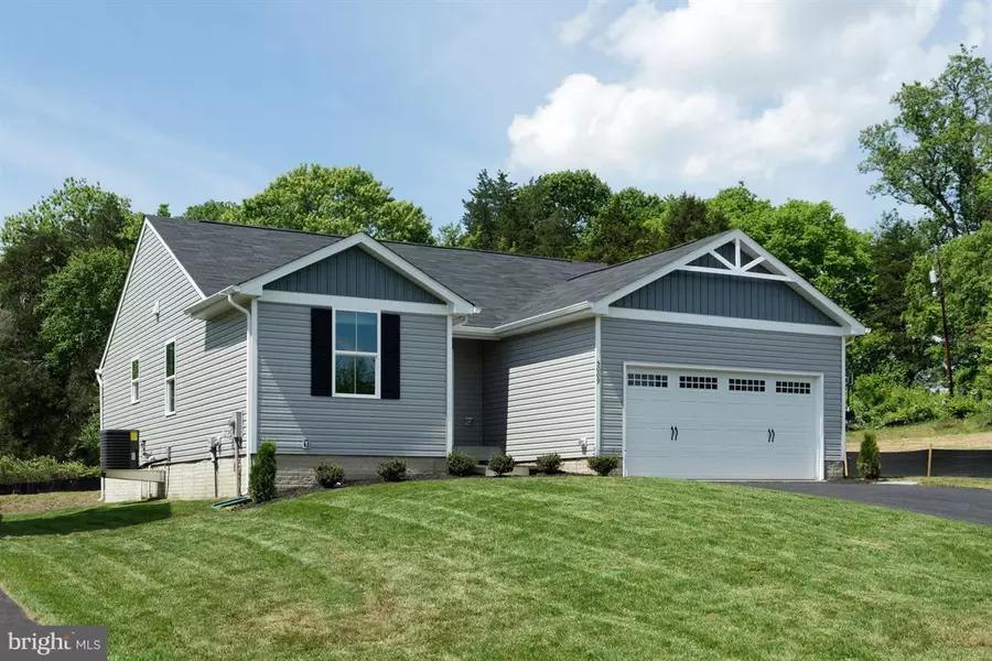 3200 PEBBLE RUN DR, Dover, PA 17315