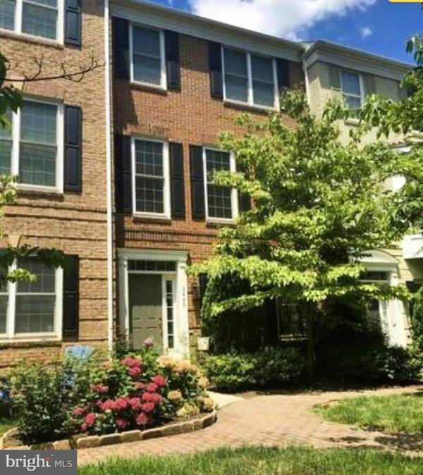 2449 HUNTINGTON PARK DR, Alexandria, VA 22303