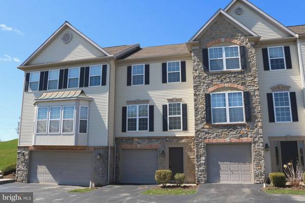 2766 HUNTERS CREST DR, York, PA 17402