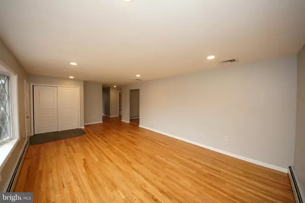 Hamilton, NJ 08620,8 SENF DR