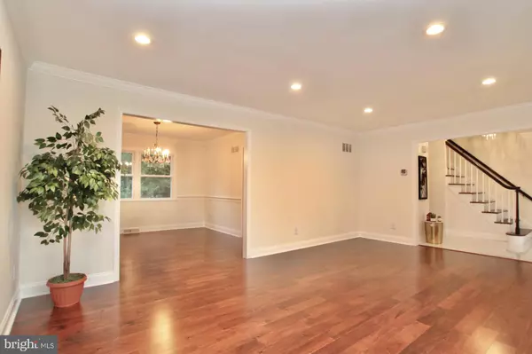 Lawrence Township, NJ 08648,8 IVY GLEN LN