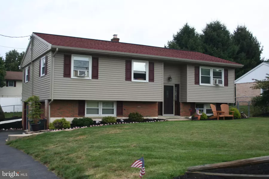 19 COLONIAL DR, Jonestown, PA 17038