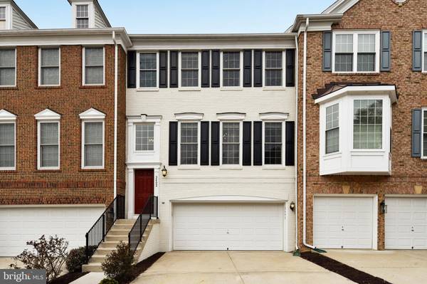 2402 HUNTINGTON PARK DR, Alexandria, VA 22303